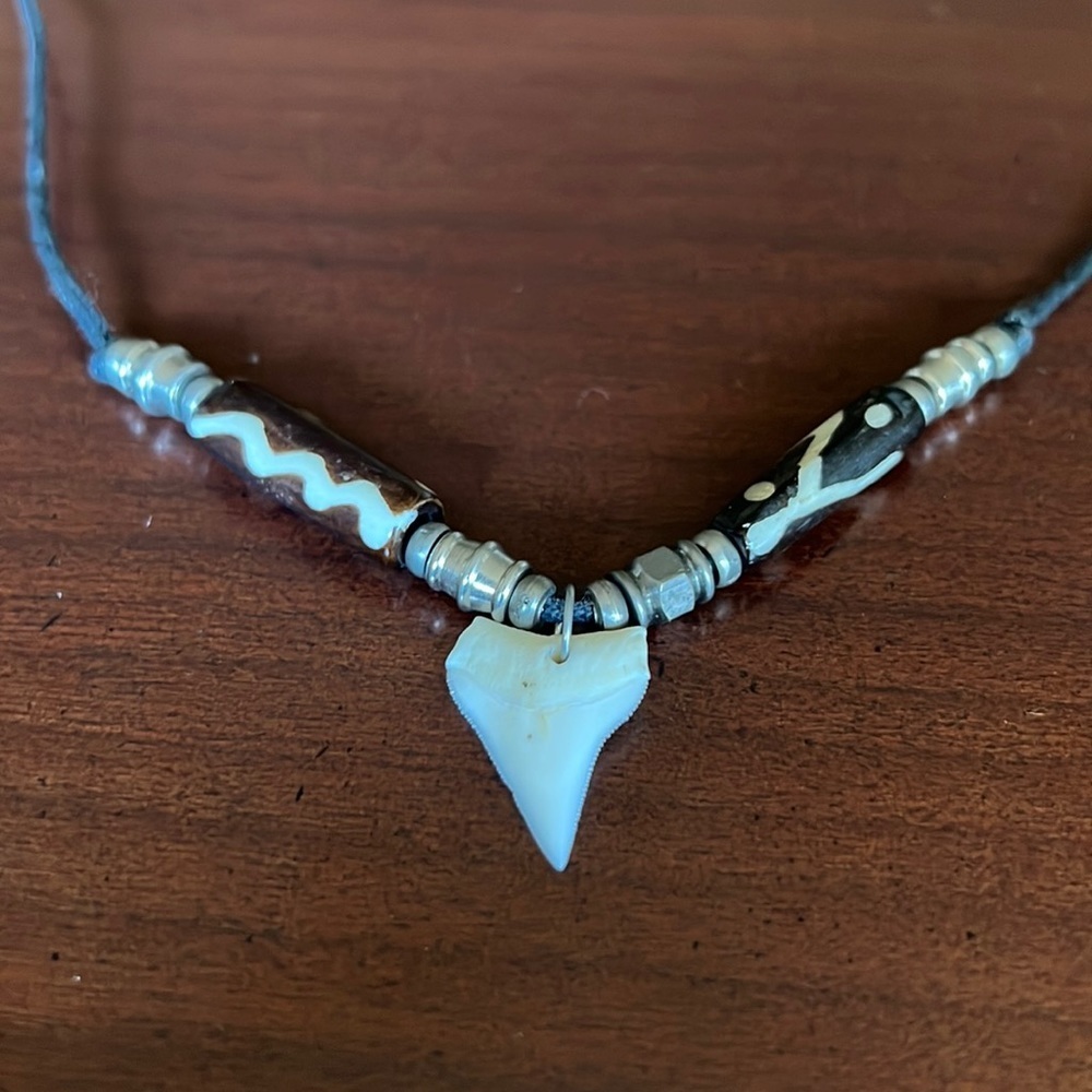 Shark tooth necklace‎